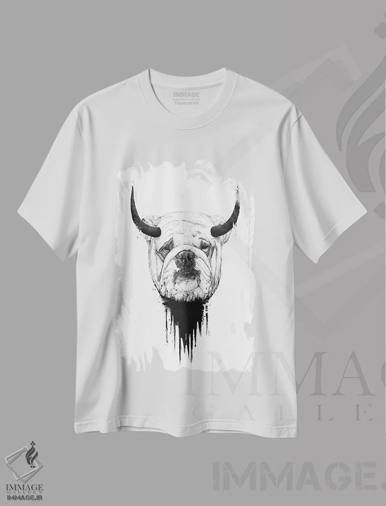 تیشرت سفید طرح دار بولداگ، هنر دیجیتال سیاه و سفید اثر بالازس شولتی | immage.ir