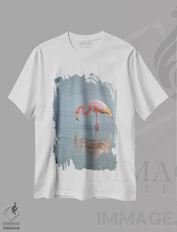 تیشرت سفید طرح دار فلامینگو به دنبال غذا در خور در جزایر گالاپاگوس، مدیوم اثر بتی سدرکوئیست | immage.ir