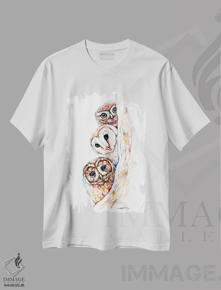 تیشرت سفید طرح دار جغدهای در حال سرک کشیدن، دکور کلبه و لژ اثر بیبزآرتس | immage.ir