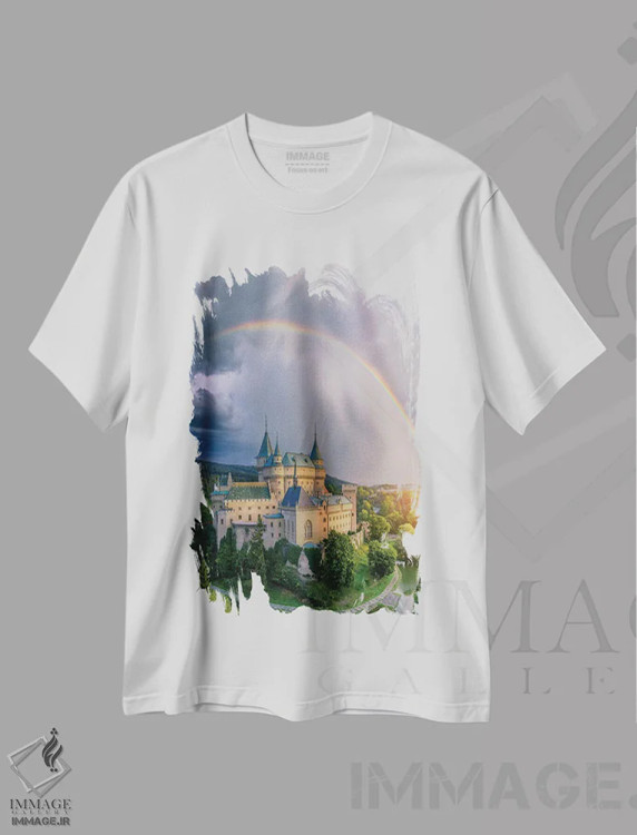 تیشرت سفید طرح دار درخشش قلعه اسلواکی، عکاسی هوایی اثر برنت شاونور | فروشگاه ایماژ