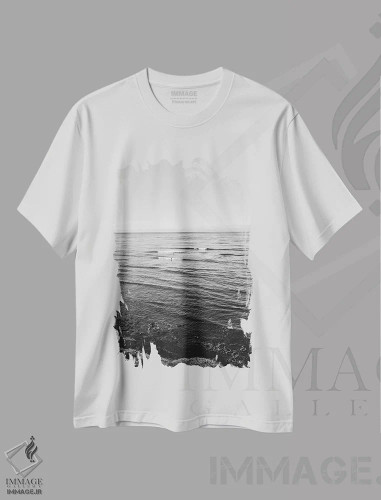 تیشرت سفید طرح دار موج سواران صخره های غروب III، عکاسی سیاه و سفید اثر بثانی یانگ | فروشگاه ایماژ