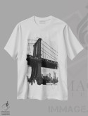 تیشرت سفید طرح دار دامبو بروکلین هفت، عکاسی سیاه و سفید اثر بثانی یانگ | فروشگاه ایماژ