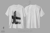 تیشرت سفید طرح دار دامبو بروکلین هفت، عکاسی سیاه و سفید اثر بثانی یانگ | فروشگاه ایماژ