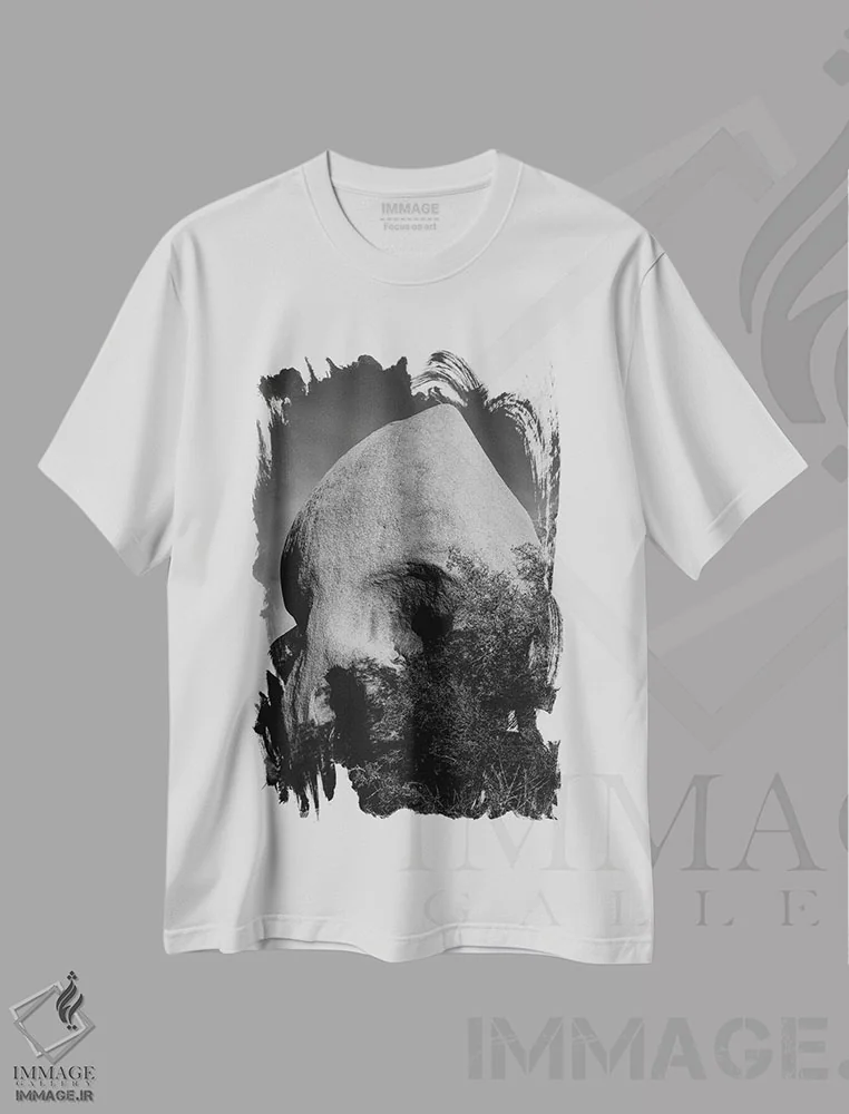 تیشرت سفید طرح دار صخرهٔ جمجمه سه، عکاسی سیاه و سفید اثر بثانی یانگ | immage.ir
