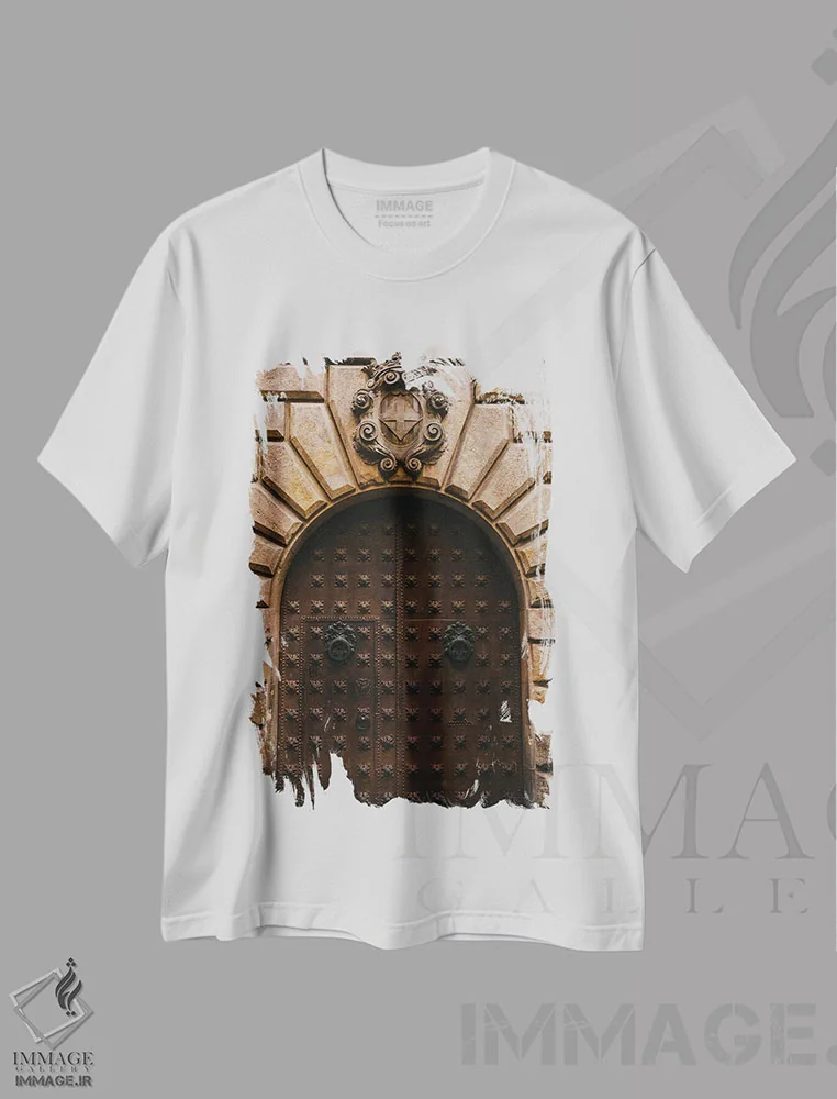 تیشرت سفید طرح دار درهای بارسلونا، مدیوم اثر بثانی یانگ | immage.ir