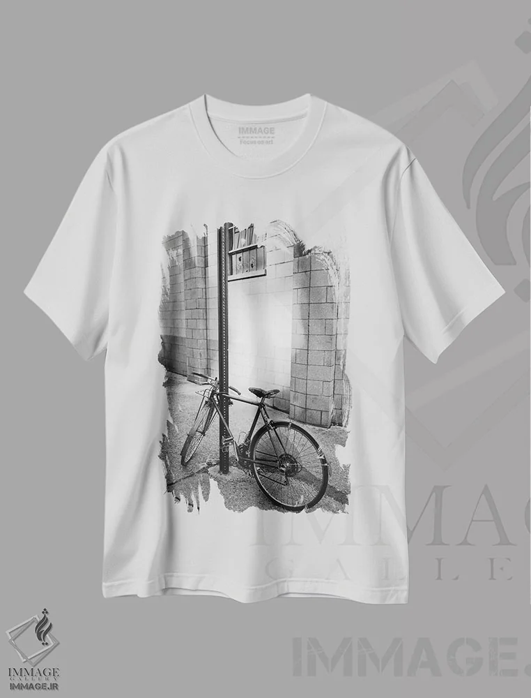 تیشرت سفید طرح دار دوچرخه بروکلین، عکاسی سیاه و سفید اثر بثانی یانگ | immage.ir