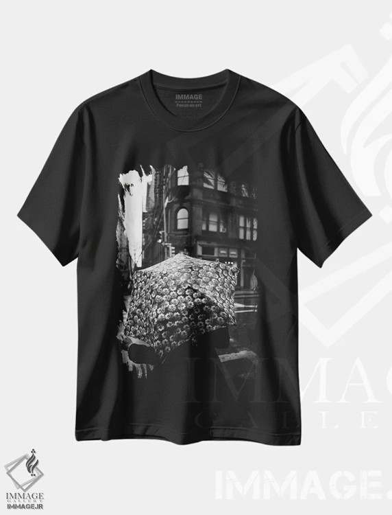 تیشرت مشکی طرح دار نیویورک بارانی شش، عکاسی سیاه و سفید اثر بثانی یانگ | immage.ir
