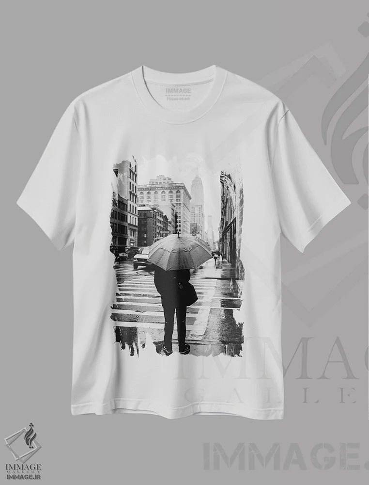 تیشرت سفید طرح دار نیویورک بارانی ۸، عکاسی سیاه و سفید اثر بثانی یانگ | immage.ir