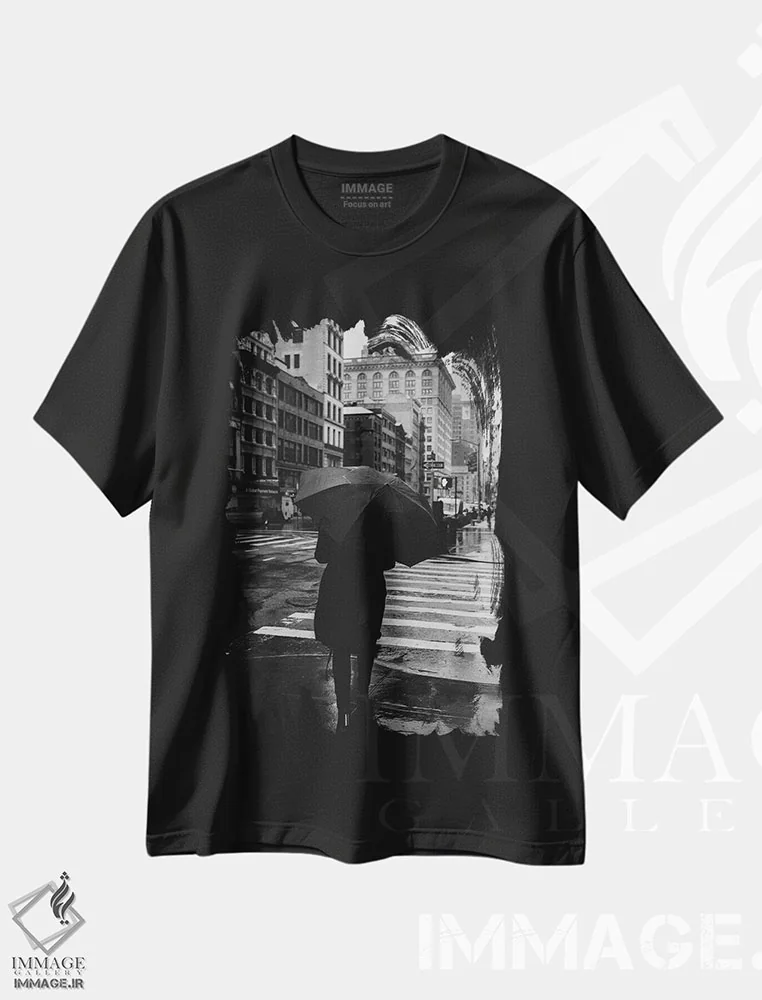 تیشرت مشکی طرح دار نیویورک بارانی ۹، عکاسی سیاه و سفید اثر بثانی یانگ | immage.ir