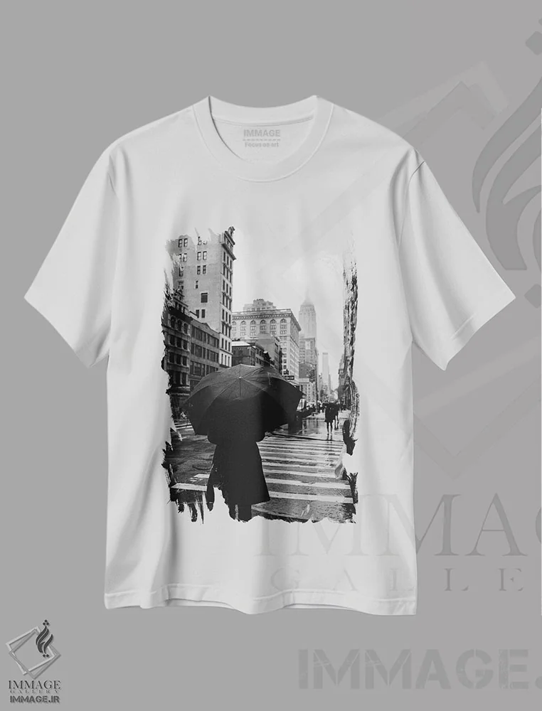تیشرت سفید طرح دار نیویورک بارانی ۷، عکاسی سیاه و سفید اثر بثانی یانگ | immage.ir