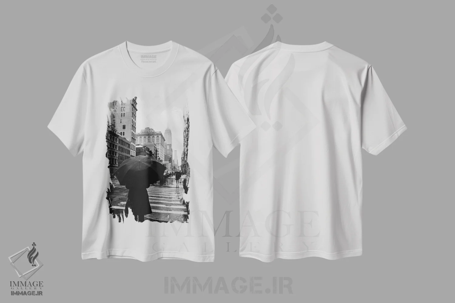 تیشرت سفید طرح دار نیویورک بارانی ۷، عکاسی سیاه و سفید اثر بثانی یانگ | immage.ir