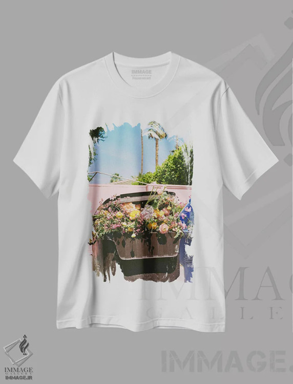 تیشرت سفید طرح دار کنارهٔ خیابان پالم اسپرینگز، مدیوم اثر بثانی یانگ | immage.ir