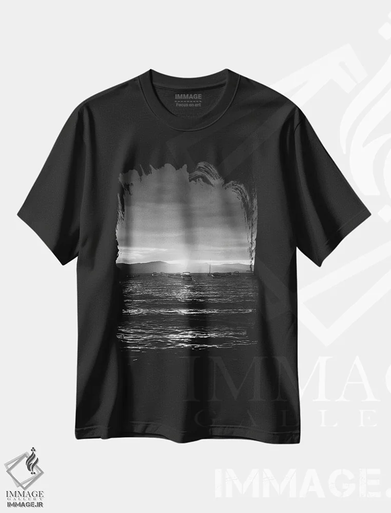 تیشرت مشکی طرح دار غروب دریاچه تاهو ۳، عکاسی سیاه و سفید اثر بثانی یانگ | فروشگاه ایماژ