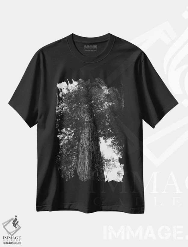 تیشرت مشکی طرح دار جنگل ردوود ۱۵، عکاسی سیاه و سفید اثر بثانی یانگ | فروشگاه ایماژ