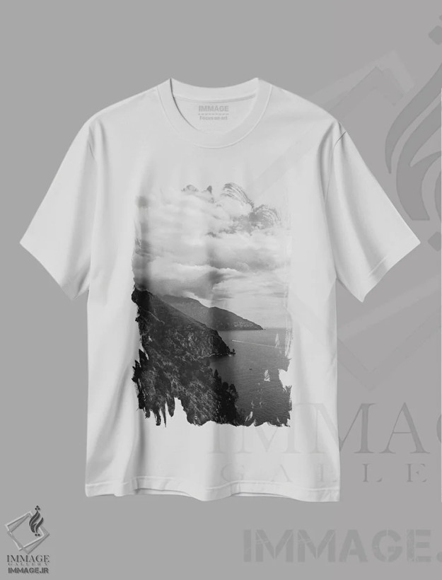 تیشرت سفید طرح دار جاده ساحلی آمالفی شماره بیست، عکاسی سیاه و سفید اثر بثانی یانگ | فروشگاه ایماژ