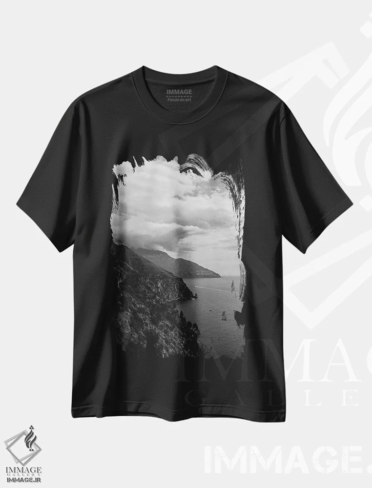 تیشرت مشکی طرح دار جاده ساحلی آمالفی شماره بیست، عکاسی سیاه و سفید اثر بثانی یانگ | immage.ir