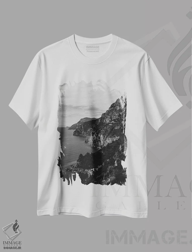 تیشرت سفید طرح دار ساحل آمالفی شماره دو، عکاسی سیاه و سفید اثر بثانی یانگ | immage.ir