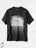 تیشرت مشکی طرح دار منظرهٔ اقیانوس ساحل آمالفی شماره هشت، عکاسی سیاه و سفید اثر بثانی یانگ | فروشگاه ایماژ