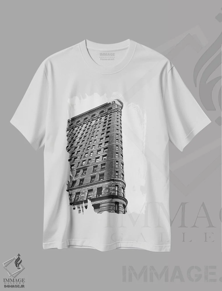 تیشرت سفید طرح دار روز بارانی در فلت آیرون سه، عکاسی سیاه و سفید اثر بثانی یانگ | فروشگاه ایماژ