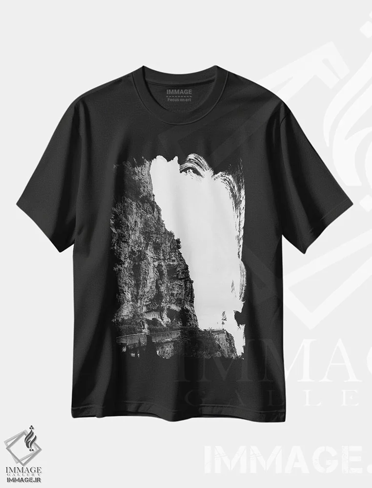 تیشرت مشکی طرح دار رانندگی طوفانی در ساحل آمالفی سه، عکاسی سیاه و سفید اثر بثانی یانگ | فروشگاه ایماژ