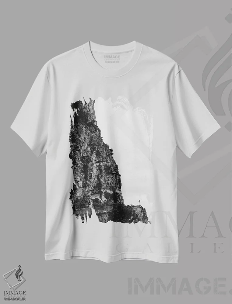 تیشرت سفید طرح دار رانندگی طوفانی در ساحل آمالفی سه، عکاسی سیاه و سفید اثر بثانی یانگ | immage.ir