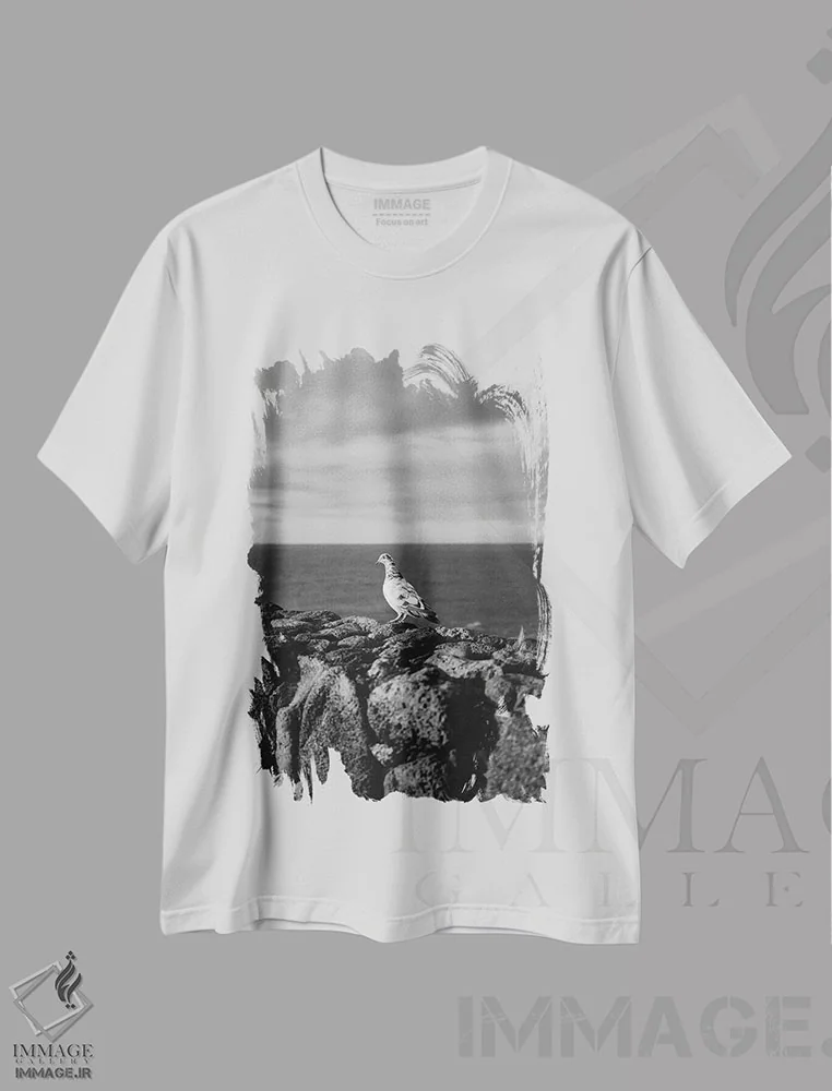 تیشرت سفید طرح دار پرندهٔ هاوایی، عکاسی سیاه و سفید اثر بثانی یانگ | فروشگاه ایماژ