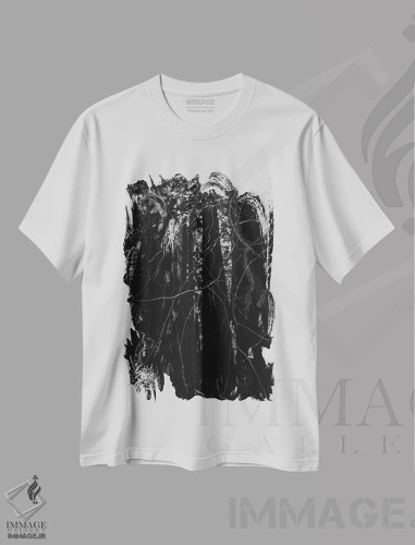تیشرت سفید طرح دار جنگل سرخ چوب سیزدهم، عکاسی سیاه و سفید اثر بثانی یانگ | فروشگاه ایماژ