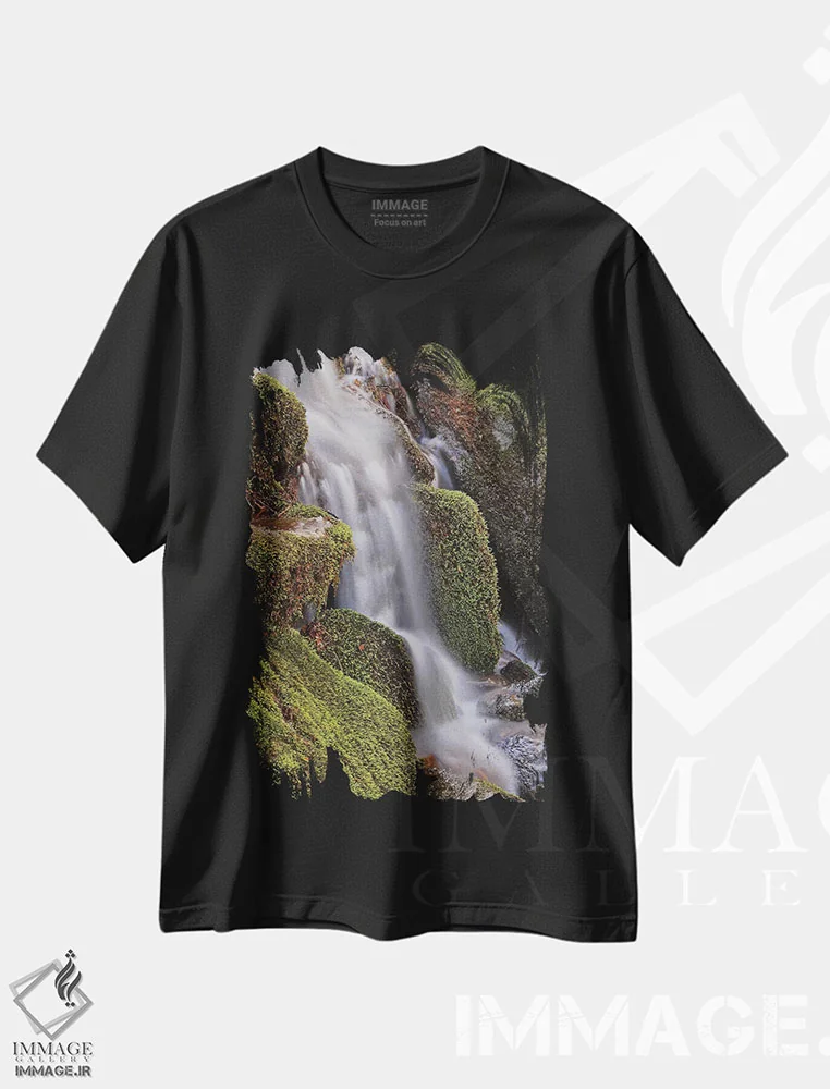 تیشرت مشکی طرح دار آبشار خزه ای، مدیوم اثر برایان ولف | فروشگاه ایماژ