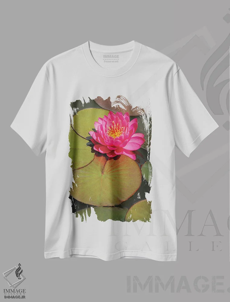 تیشرت سفید طرح دار نیلوفر آبی صورتی، عکاسی ماکرو اثر برایان ولف | immage.ir