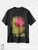 تیشرت مشکی طرح دار نیلوفر آبی صورتی، عکاسی ماکرو اثر برایان ولف | فروشگاه ایماژ