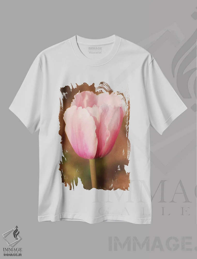 تیشرت سفید طرح دار لاله صورتی، عکاسی ماکرو اثر برایان ولف | immage.ir