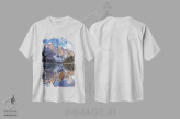 تیشرت سفید طرح دار ابرها بر فراز دریاچه مورین، مدیوم اثر برایان ولف | immage.ir