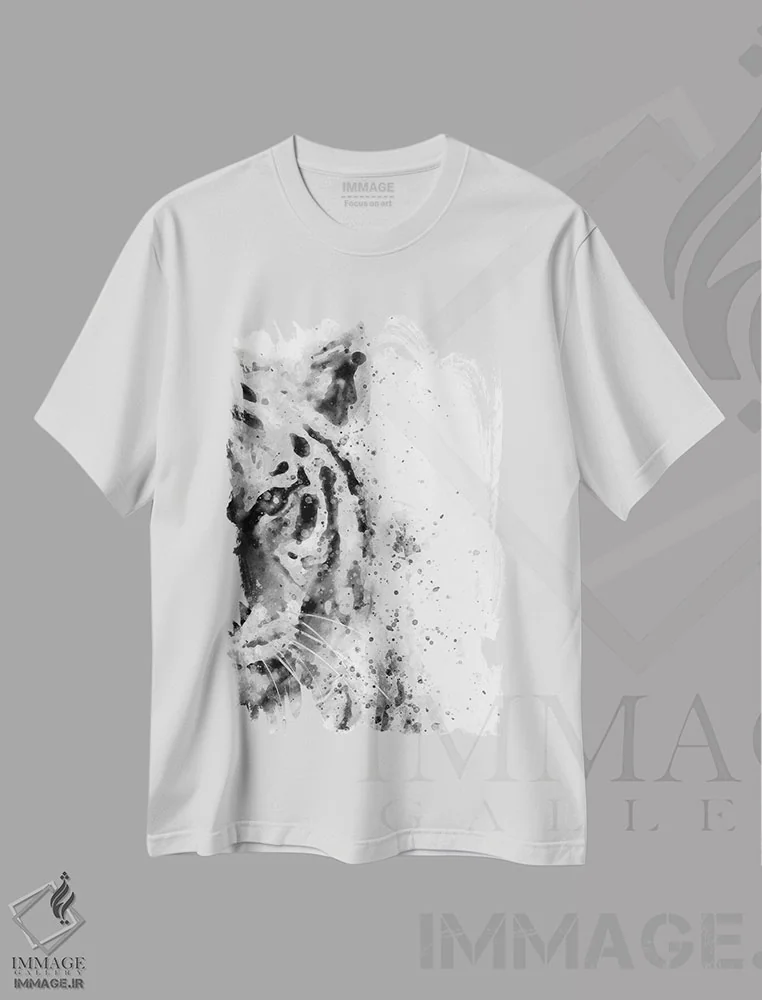 تیشرت سفید طرح دار ببر در حالت آماده باش، مدیوم اثر براندون وانگ | immage.ir