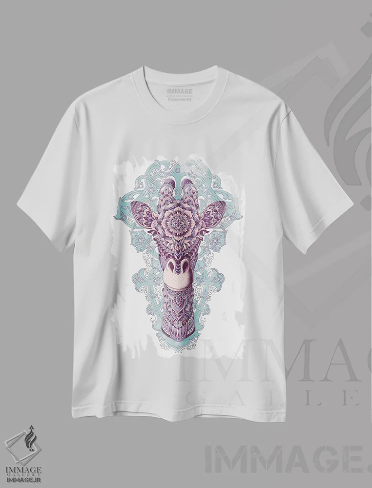 تیشرت سفید طرح دار زرافه رنگی، دست نقاشی و طراحی دستی اثر بیوورکز | فروشگاه ایماژ
