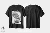 تیشرت مشکی طرح دار جمجمه با دم قرمز، نقاشی و تصویرگری سیاه و سفید اثر بیوورکز | فروشگاه ایماژ