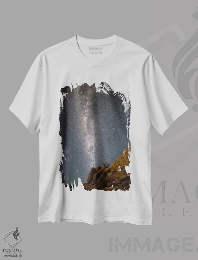 تیشرت سفید طرح دار کهکشان راه شیری از ریخترسولد، کیپ شمالی، آفریقای جنوبی، مدیوم اثر بیل یانگ | فروشگاه ایماژ