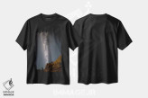 تیشرت مشکی طرح دار کهکشان راه شیری از ریخترسولد، کیپ شمالی، آفریقای جنوبی، مدیوم اثر بیل یانگ | immage.ir