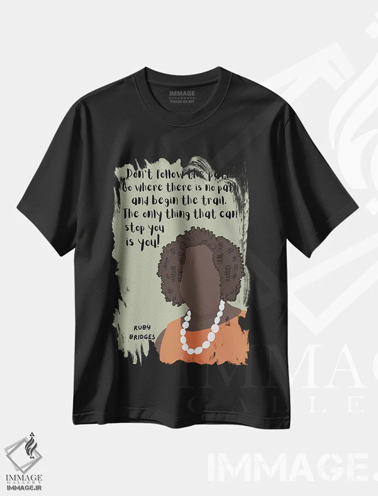 تیشرت مشکی طرح دار نقل قول روبی بریجز، هنر آمریکایی آفریقایی تبار اثر برینی پرینتیبلز | فروشگاه ایماژ