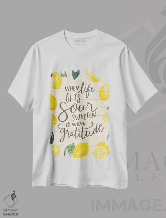 تیشرت سفید طرح دار زندگی شیرین ۱، دکور روستایی اثر کارولین آلفردز | فروشگاه ایماژ