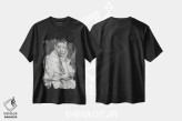 تیشرت مشکی طرح دار گیشه کوواک، نقاشی و تصویرگری سیاه و سفید اثر کُرنه آکرز | immage.ir
