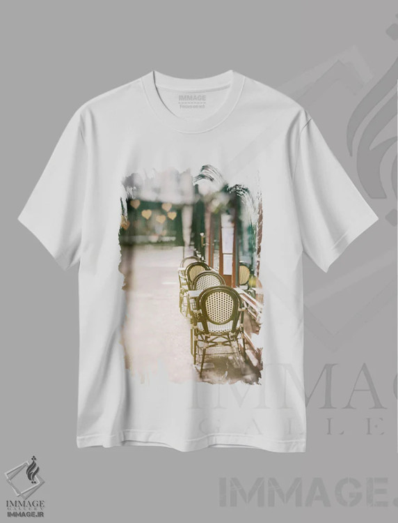 تیشرت سفید طرح دار صندلی های کافه در خیابان ساکت روستا، مدیوم اثر کارینا اوکولا | فروشگاه ایماژ