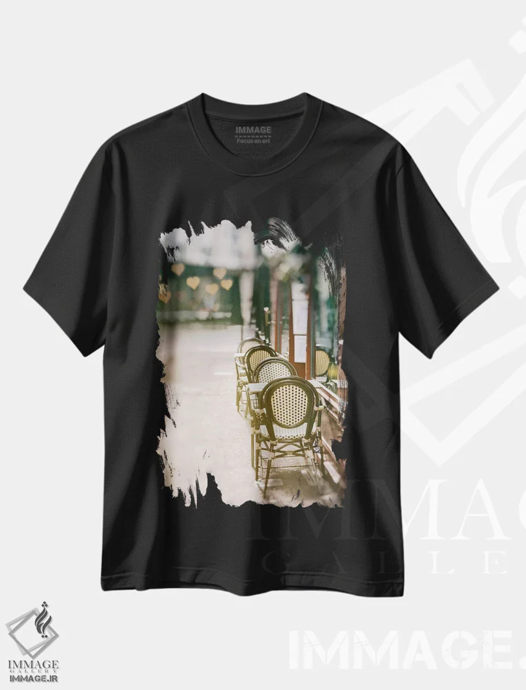 تیشرت مشکی طرح دار صندلی های کافه در خیابان ساکت روستا، مدیوم اثر کارینا اوکولا | immage.ir