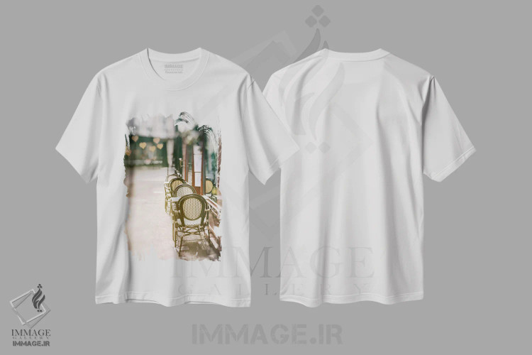 تیشرت سفید طرح دار صندلی های کافه در خیابان ساکت روستا، مدیوم اثر کارینا اوکولا | فروشگاه ایماژ