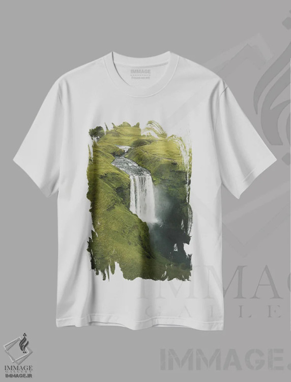 تیشرت سفید طرح دار دیوار آبی، عکاسی هنری فاخر اثر آندریا کاروزو | immage.ir