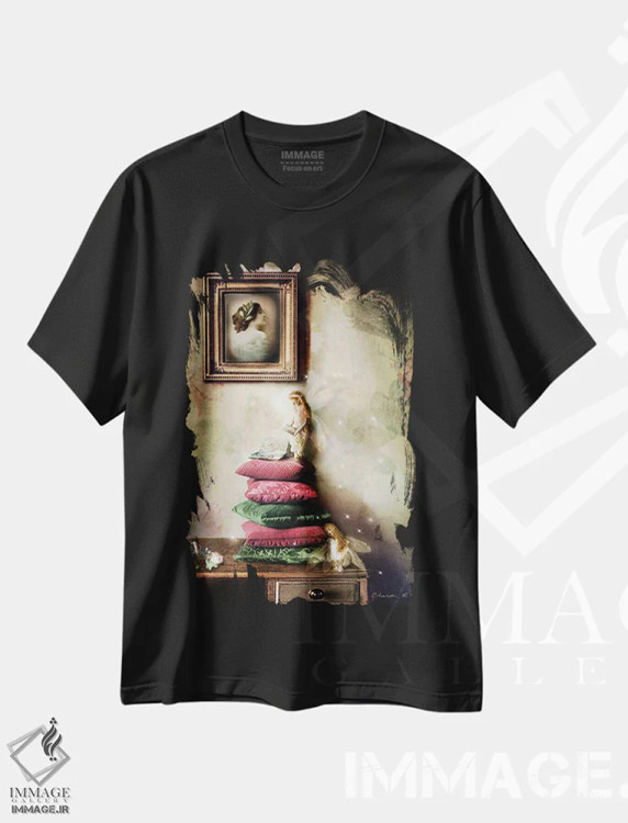 تیشرت مشکی طرح دار هنگام افتادن سایه ها، هنر دیجیتال اثر شارلوت بیرد | immage.ir