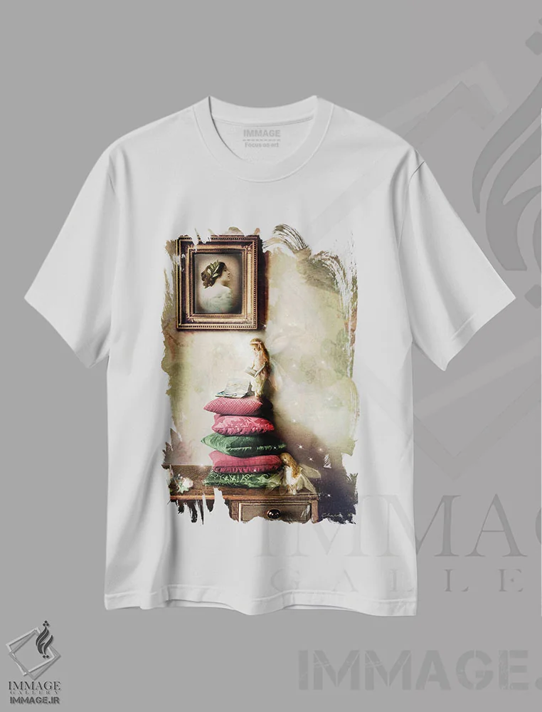 تیشرت سفید طرح دار هنگام افتادن سایه ها، هنر دیجیتال اثر شارلوت بیرد | فروشگاه ایماژ