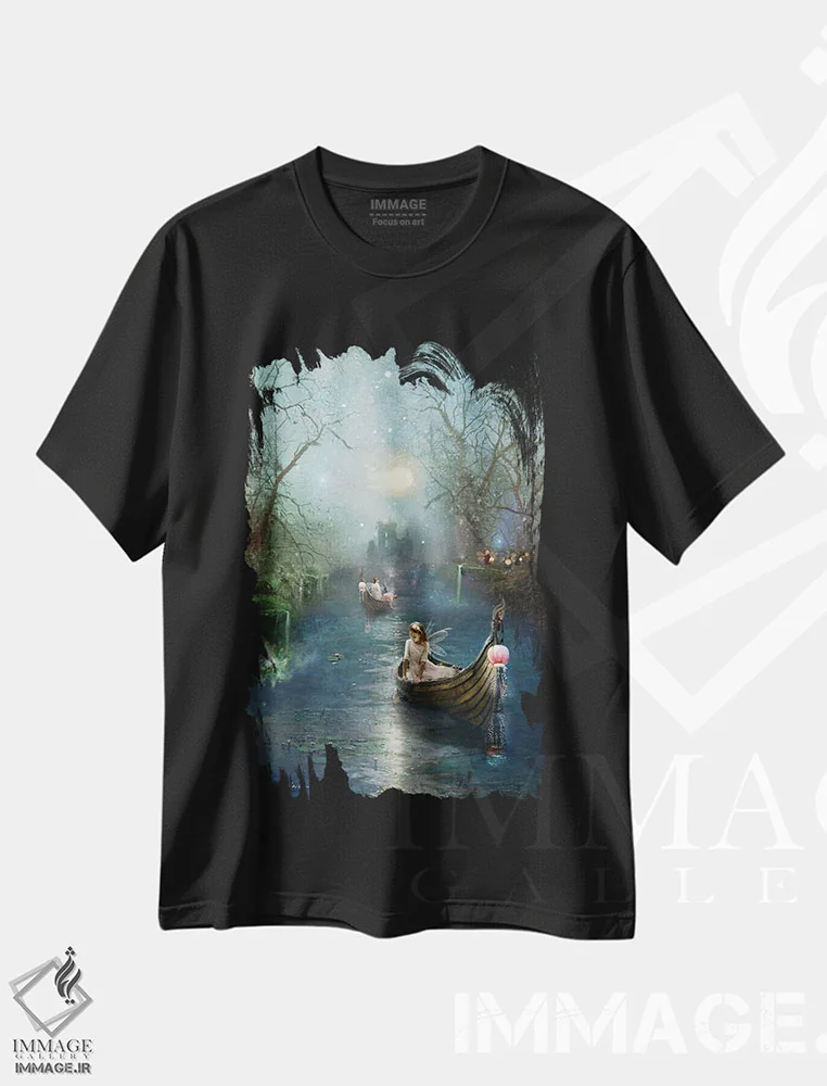 تیشرت مشکی طرح دار بر فراز دریاچهٔ زمستانی، هنر دیجیتال اثر شارلوت بیرد | immage.ir