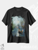 تیشرت مشکی طرح دار بر فراز دریاچهٔ زمستانی، هنر دیجیتال اثر شارلوت بیرد | immage.ir
