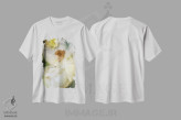 تیشرت سفید طرح دار نرگس های رؤیایی، هنر دیجیتال اثر شارلوت بیرد | فروشگاه ایماژ
