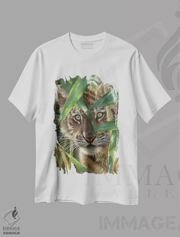تیشرت سفید طرح دار بچه ببر بازیگوش، هنر فاخر معاصر اثر کالین بوگل | فروشگاه ایماژ